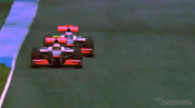 バトンとハミルトンのスロットカー対決（画像は動画キャプチャー）