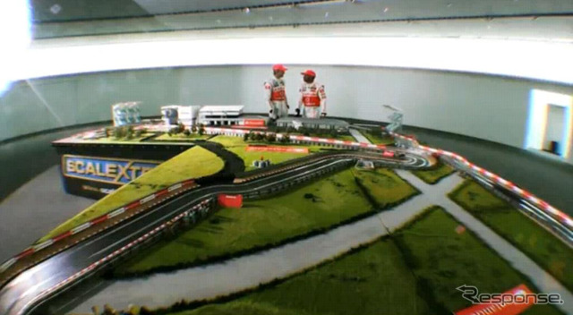 バトンとハミルトンのスロットカー対決（画像は動画キャプチャー）