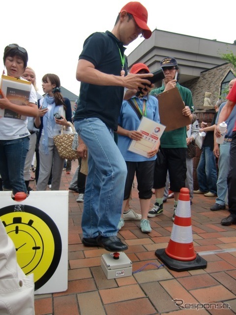 通常はタイヤで競技計測ラインを踏んでスタートだが、今回はまず足で踏んで競技スタート