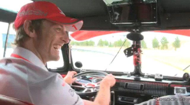 ハミルトンとバトンがVW キャンパーでドライブ(画像は動画キャプチャー)