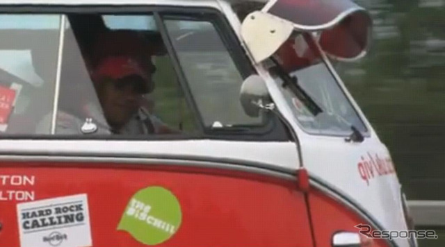 ハミルトンとバトンがVW キャンパーでドライブ(画像は動画キャプチャー)