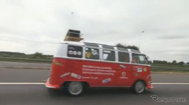 ハミルトンとバトンがVW キャンパーでドライブ(画像は動画キャプチャー)
