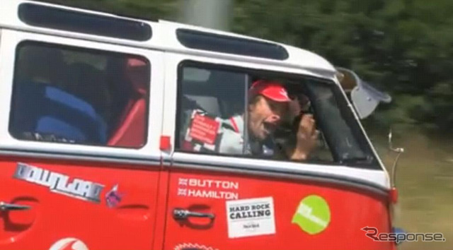 ハミルトンとバトンがVW キャンパーでドライブ(画像は動画キャプチャー)