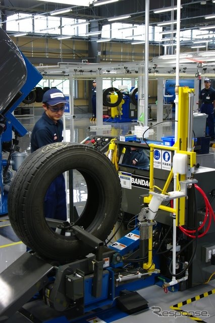 釘穴などタイヤ外部の損傷を確認するNDT検査