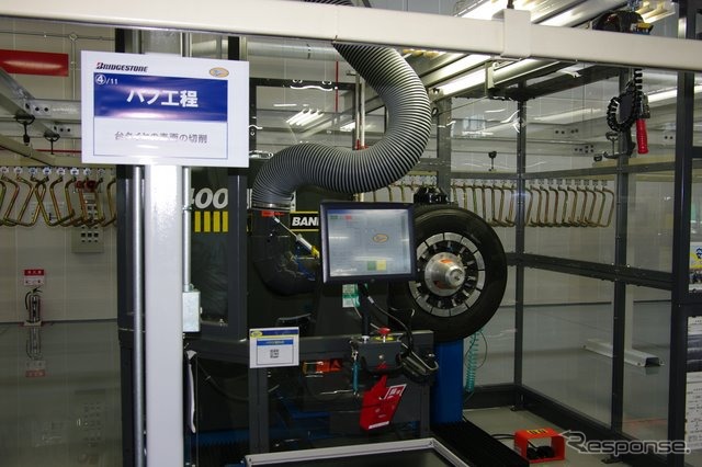 表面のトレッドゴムを削り取るバフ工程