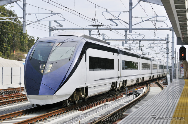 成田スカイアクセスを走る新型スカイライナー(AE形) 提供=京成電鉄