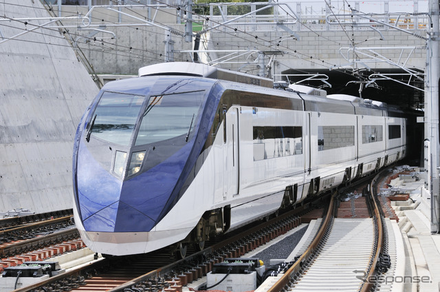 成田スカイアクセスを走る新型スカイライナー(AE形) 提供=京成電鉄