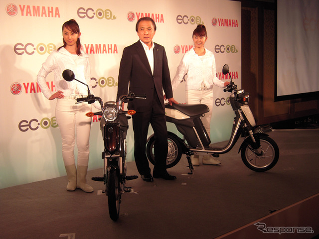 ヤマハEC-03と代表取締役社長柳弘之氏