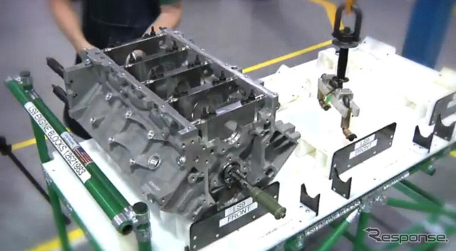 コルベットのV8組み立て（画像は動画キャプチャー）