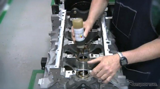 コルベットのV8組み立て（画像は動画キャプチャー）