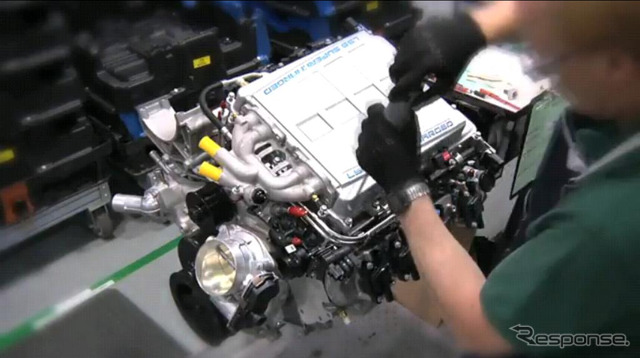 コルベットのV8組み立て（画像は動画キャプチャー）