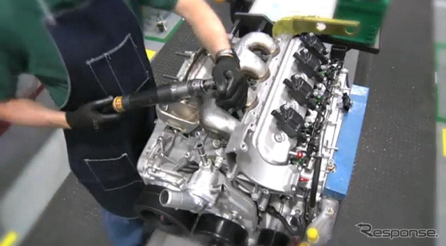 コルベットのV8組み立て（画像は動画キャプチャー）
