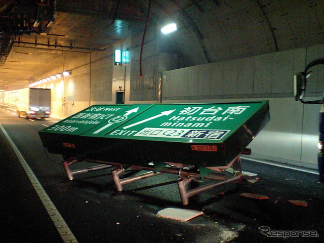 落下した案藍看板(中央環状線・外回り) 提供=首都高速