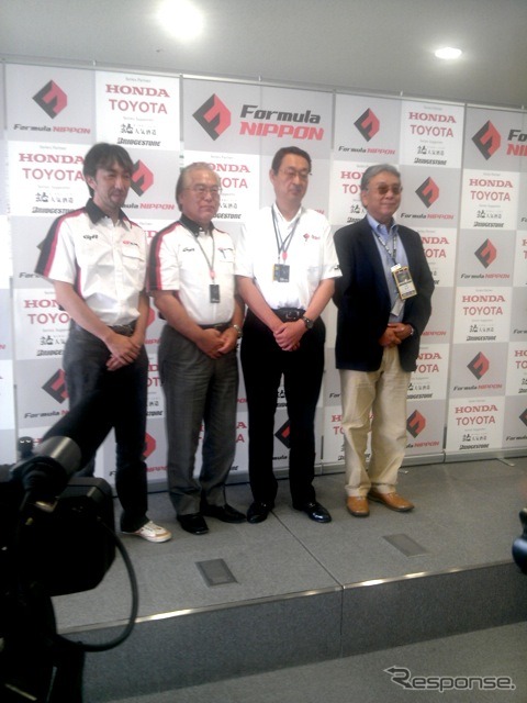 Fニッポン第3戦(富士)の会場で、11月のJAF GPについて概要を発表した関連各団体の首脳。左端は、レジェンドカップのプロデューサーに就任した服部尚貴