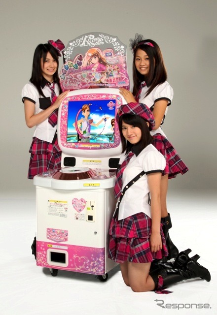 (前列)竹内美宥さん、(後列左から)森杏奈さん、島田晴香さん