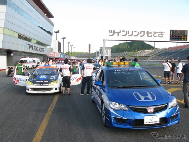 コース上で起きたクラッシュの影響からレースは一時、赤旗中断。セーフティーカーの斜め後ろに並ぶのが今回の総合優勝車のプジョー