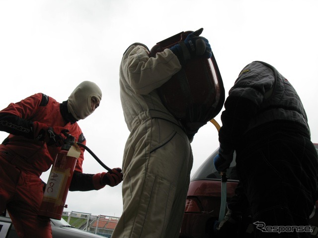 チームのスタッフと協力してレース中のガソリン給油も自分たちで行う。耐久レースは全員で参加できるモータースポーツなのだ
