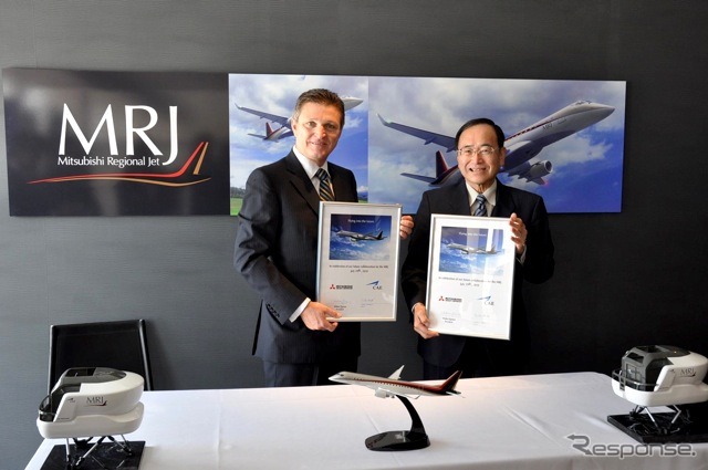 写真左がCAE社プレジデントのMarc Parent氏。右は三菱航空機社長江川豪雄。7月19日に英ファンボロー