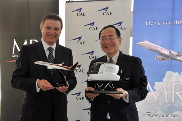 写真左がCAE社プレジデントのMarc Parent氏。右は三菱航空機社長江川豪雄。7月19日に英ファンボロー
