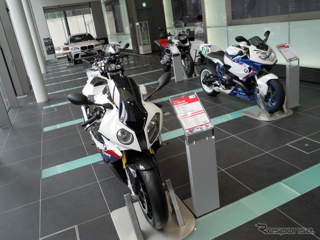 コンセプト6のほか、市販モデルも展示されている