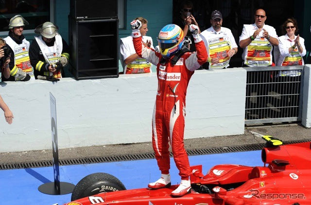 フィニッシュ直後、よろこぶアロンソ（ドイツGP）