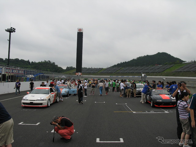 東日本最大のアマチュアドライバーによる耐久レースイベント、「アイドラーズ・ゲームズ 夏の12時間+9分耐久レース」のスターティンググリッド風景。今年は103台のエントリーがあり、12時間もの長時間のなかでいくつものドラマが見られた。雰囲気は、クルマが大好きな親父たちの夏の甲子園といった風情