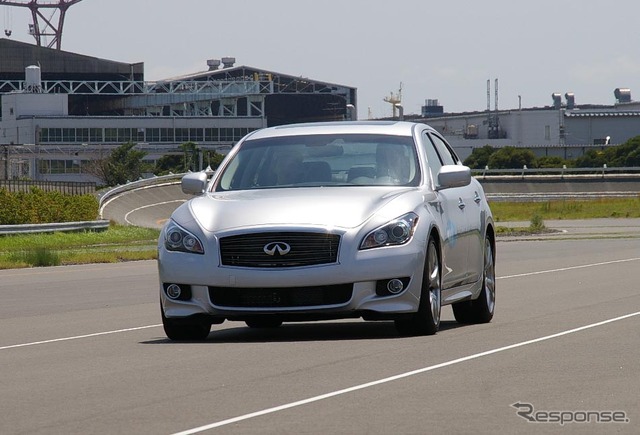 テスト車両はインフィニティM(日産フーガ)