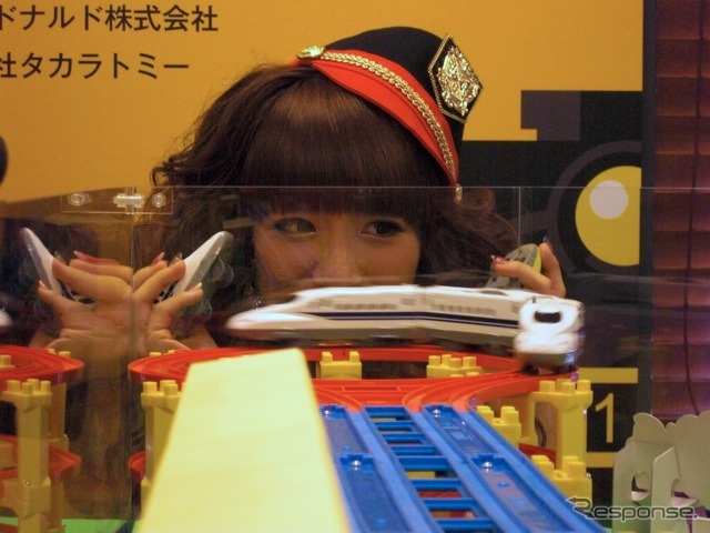 ハッピープラレール展に登場したタレントの辻希美さん。ハッピーセットファンだというが、プラレール自体も好きそう