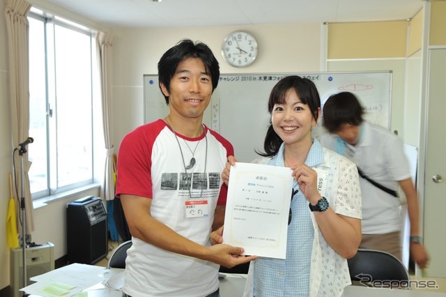 総合1位の矢野勝氏とジャーナリストの竹岡圭氏