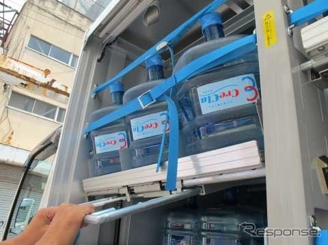 ボトルウォーター配達専用車。最上段にスライド棚を適用（特許出願中）