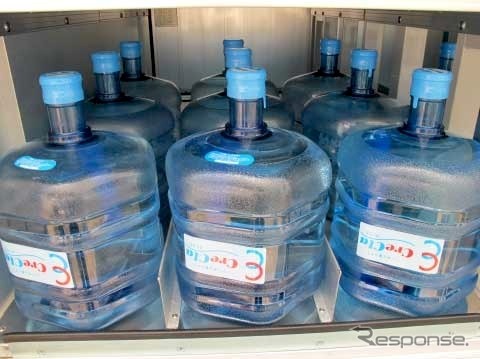 ボトルウォーター配達専用車。仕切りを設けてボトル同士の接触を減らす
