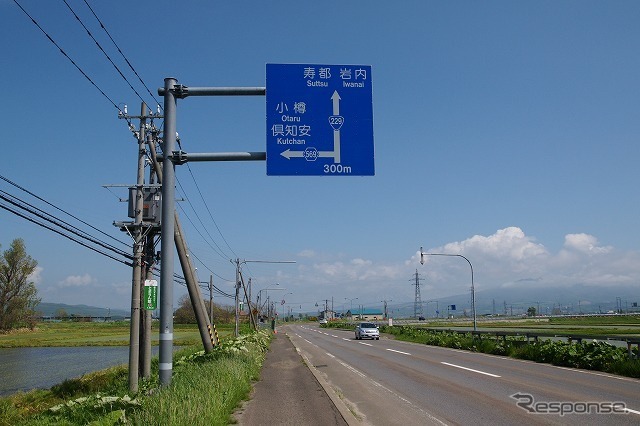 カーブの手前であるにもかかわらず、道路から数メートル奥に配置されており、安全への配慮がなされている。