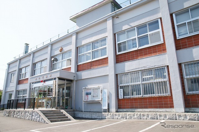 救助隊は後席で多重性ショックにより即死状態だったふたりを車両から救出し、岩内協会病院に運んだ。