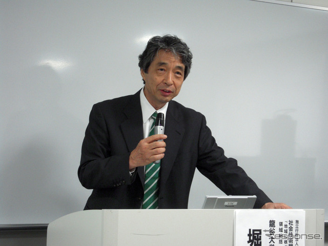 蓄電型地域交通推進協会理事の龍谷大学教授堀尾正靱氏