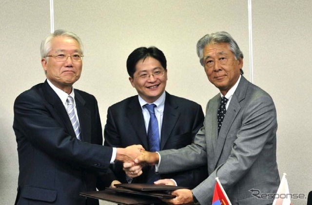 左から、野間口AIST理事長、ゾリグト・モンゴル鉱物資源・エネルギー大臣、河野JOGMEC 理事長