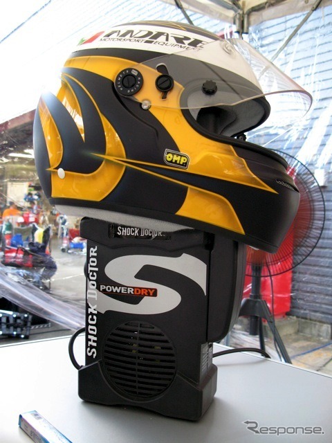乾燥風景。ヘルメットは偶然にもアンダーレで注文したカスタムペイントが施されていた