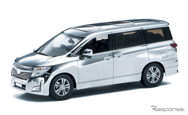 新型エルグランドの43分の1サイズのモデルカー（クローム）