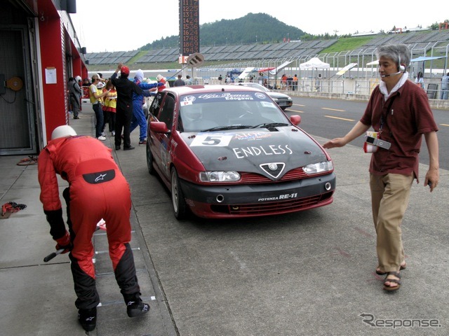 予定周回を終えてピットインしてきたAIOC145。ピットとレースカーのコミュニケーションはサインボードと車載した携帯電話で行われていたようだ