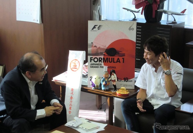 溝畑長官と対談中の小林可夢偉