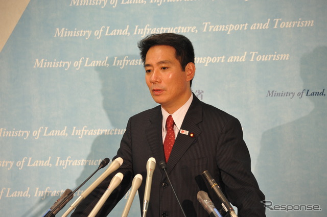 会見する前原国交相 (6日・国土交通省) 撮影=中島みなみ
