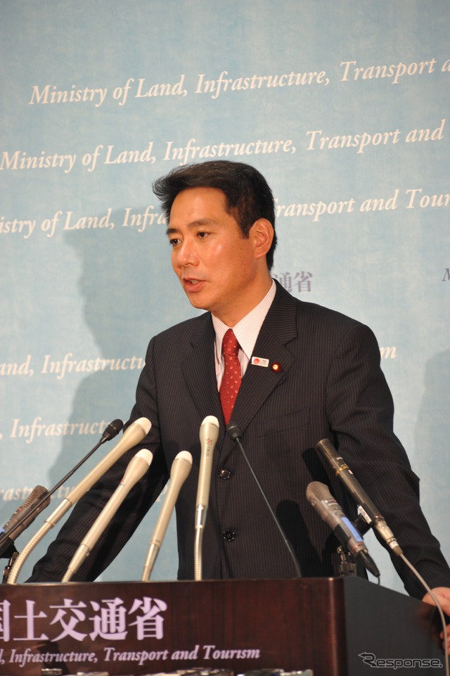 会見する前原国交相 (6日・国土交通省) 撮影=中島みなみ