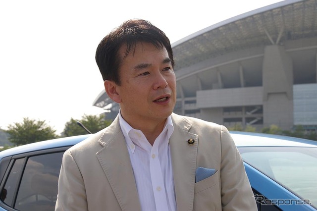 リーフは加速がスムーズで運転しやすい、と語る清水市長