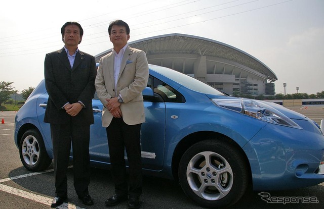 日産自動車の川口均常務と清水勇人さいたま市長