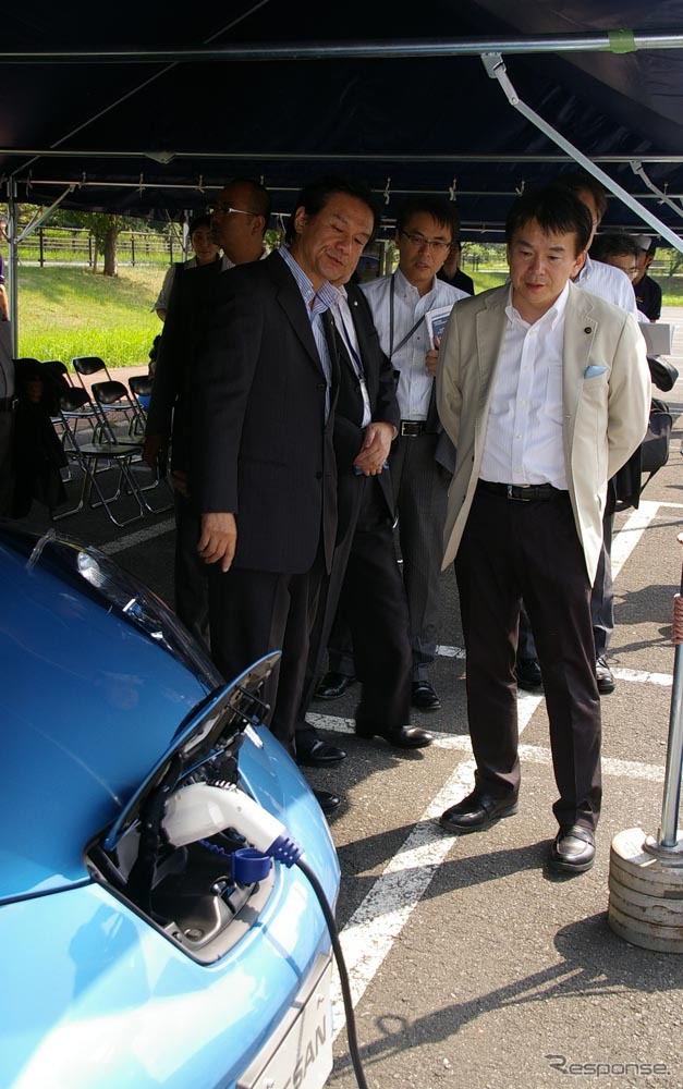 リーフについての説明を受ける清水市長