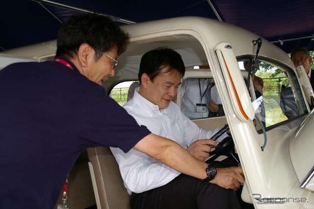 「たま」に試乗する清水市長