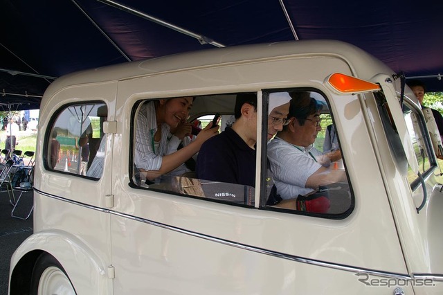 4人乗りとはいえ車内は非常に狭い