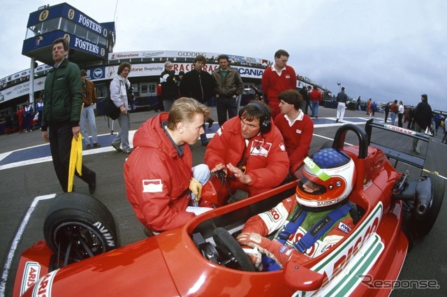 コクピット。1991年、イギリスF3、シルバーストーン。金髪の横顔はミカ・ハッキネン