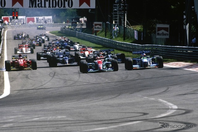 1994年、ベルギーGP。スタートでミハエル・シューマッハをリードするバリチェロ
