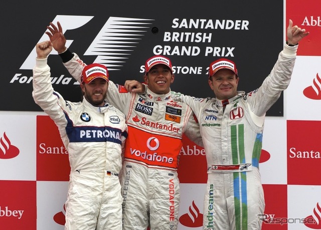 2008年、イギリスGP、シルバーストーン。1位:ルイス・ハミルトン、2位:ニック・ハイドフェルド、3位:バリチェロ