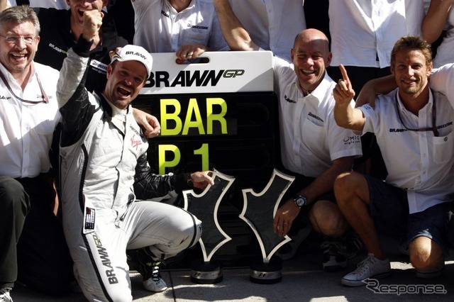 2009年、ヨーロッパGP、バレンシア。向かって左端からロス・ブラウン、バリチェロ、1人置いてジェンソン・バトン